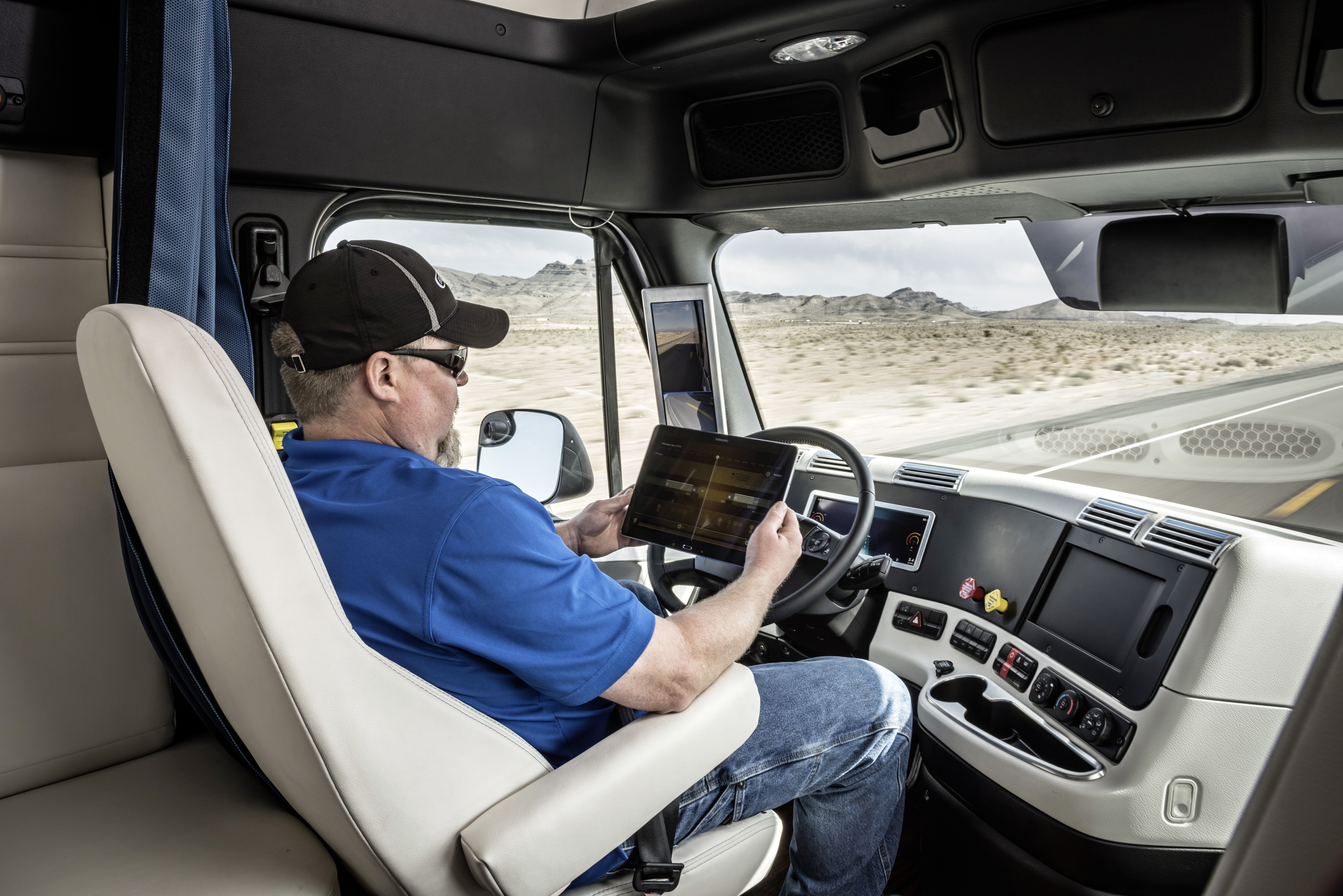 Freightliner’s autonomous Inspiration Truck debuts in record-setting fashio...