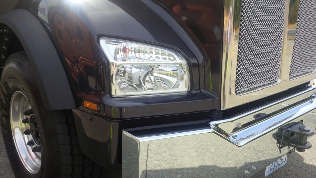 The headlights on the T880 were designed for better visibility immediately in front of the truck, and for easy serviceability.