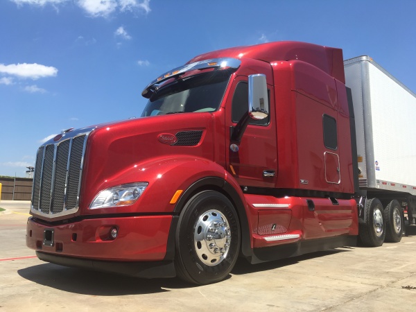 This Peterbilt 579 EPIQ was one of the first trucks with the new Paccar axle and 2017 MX-13 engine.