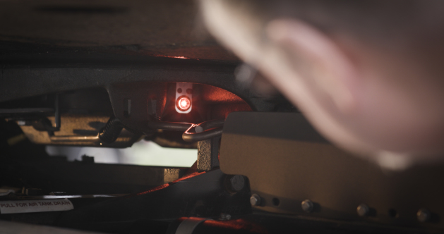 Flashing red lights on both sides of the fifth wheel warn of an insecure connection.