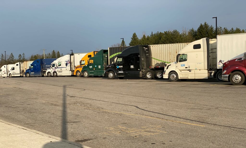 Truck parking spots fill up quickly in the evening at the ONroute rest area on the east-bound side of Hwy. 401 in Cambridge, Ont. (Photo: Leo Barros)