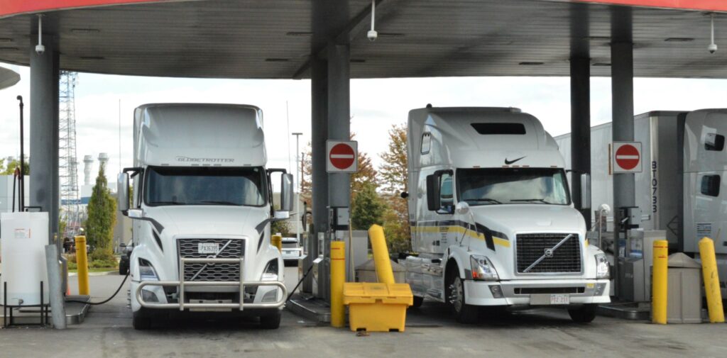 Picture of trucks fueling at a cardlock.