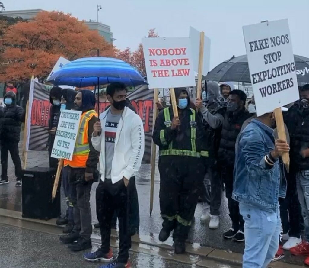 People supporting the transport companies were present during the protest on Oct. 30 in Brampton. Ont. (Photo: Fateh Media 5) 