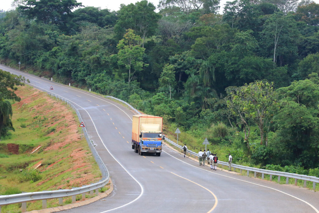 کامیون در حال غلتیدن در امتداد جاده ای در اوگاندا، آفریقا.